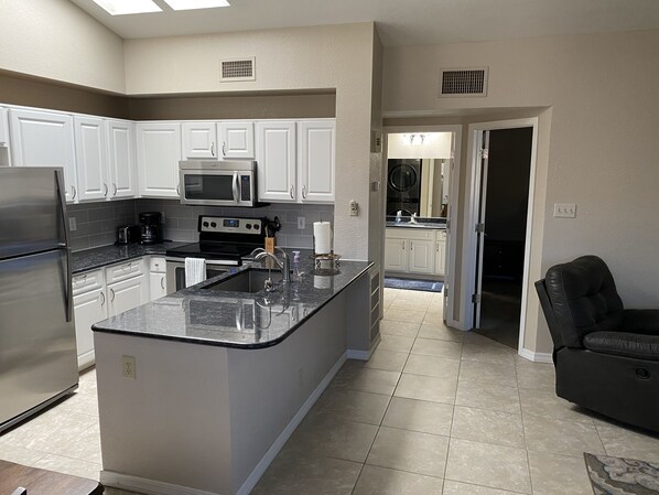 冷蔵庫、電子レンジ、オーブン、コンロ