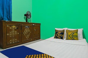 Basic Double Room | Laptop workspace, free WiFi, bed sheets - Hotel O Barokah Kostel Syariah (Semarang)