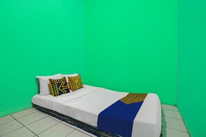 Dobbeltrom – basic | Skrivebord for bærbar PC, wi-fi (inkludert) og sengetøy