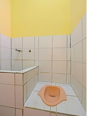 Basic Double Room | Bathroom | Shower, towels