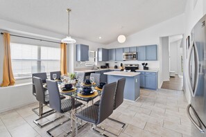 Dining - Great Community, amazing private pool, near Disney! (Davenport)