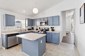 Fridge, microwave, oven, stovetop - Great Community, amazing private pool, near Disney! (Davenport)