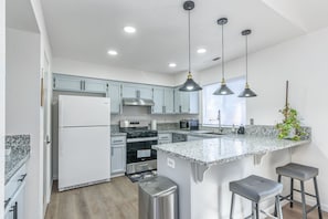 Refrigerador, microondas, horno, placa de cocina
