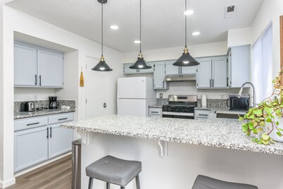 3BR Stylish Retreat en route to Yosemite, Centrally Located in Merced!