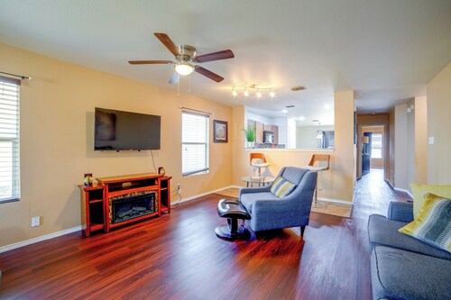 Fenced Yard, Workspace, Garage: Ft Worth Home Base