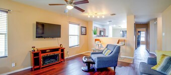 Fenced Yard, Workspace, Garage: Ft Worth Home Base
