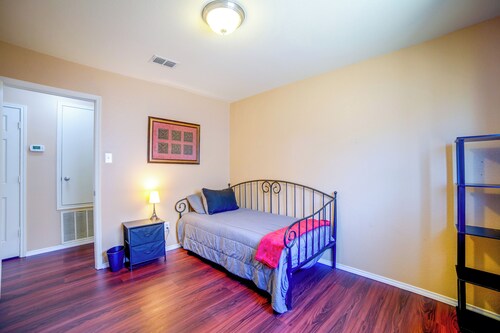 Fenced Yard, Workspace, Garage: Ft Worth Home Base