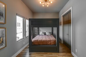 4 quartos, ferros/tábuas de passar roupa, Wi-Fi, roupa de cama