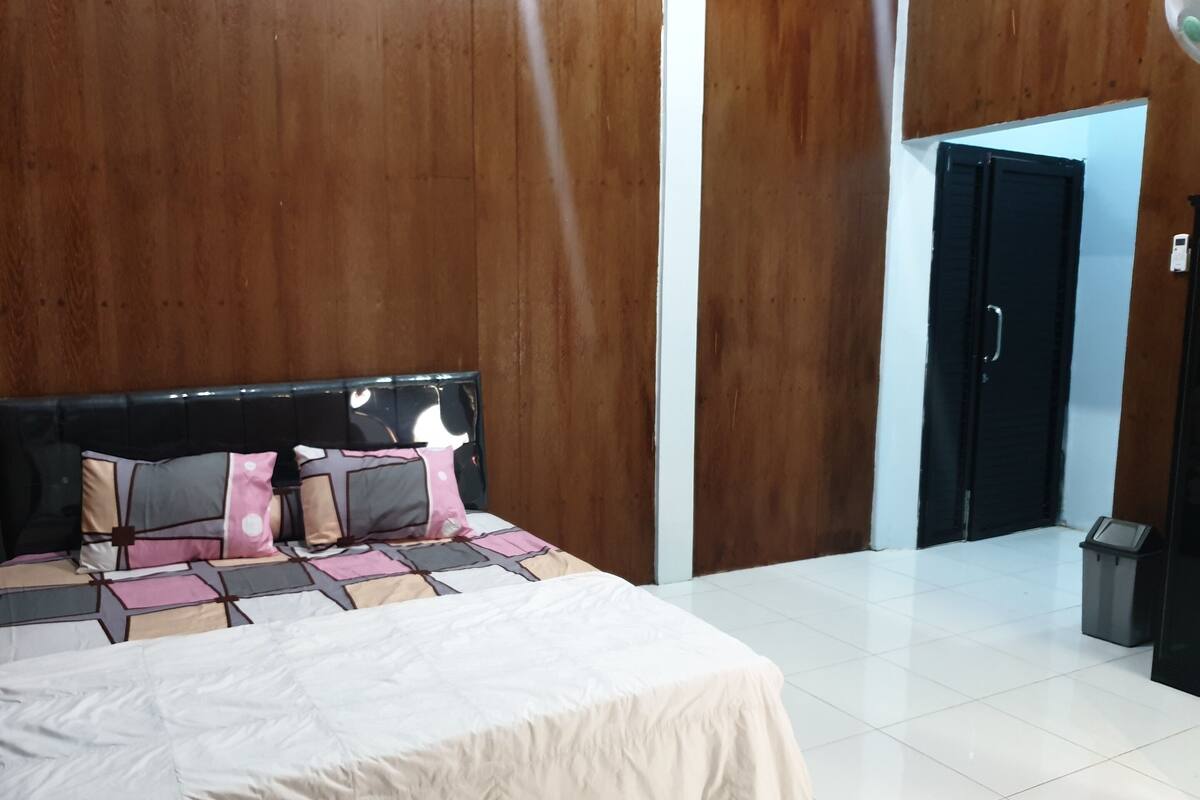 Habitación familiar doble | Escritorio y ropa de cama