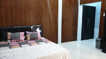 Kamar Double Keluarga | Meja kerja dan seprai linen