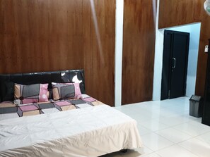 Escritorio y ropa de cama 