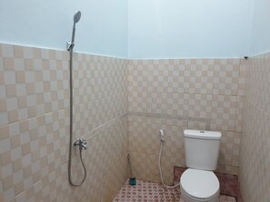 Habitación triple ejecutiva | Baño | Regadera, toallas, papel de baño 
