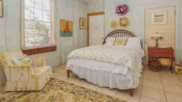 6 bedrooms, iron/ironing board, WiFi, bed sheets