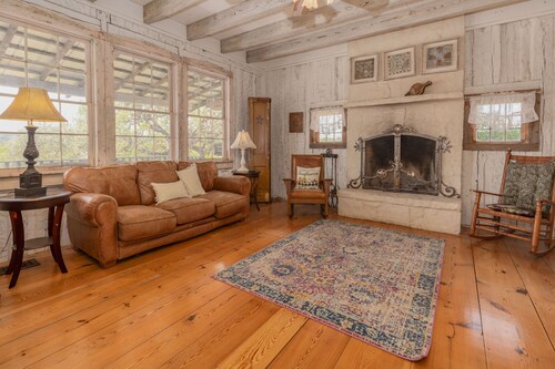 Antique log home, built in 1852 in St. Geneviève, MO