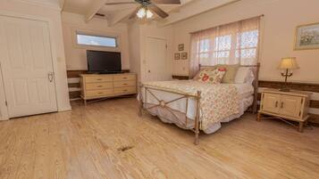 6 bedrooms, iron/ironing board, WiFi, bed sheets