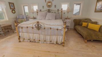 6 bedrooms, iron/ironing board, WiFi, bed sheets