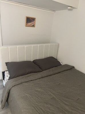 4 bedrooms, iron/ironing board, WiFi, bed sheets - A homey fully furnished basement Apartment. Sleeps Eight. Close to all amenities (Toronto)