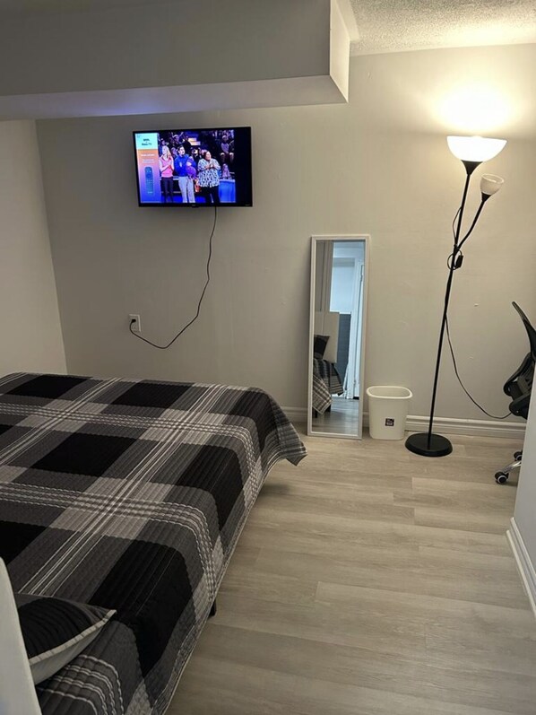 4 bedrooms, iron/ironing board, WiFi, bed sheets - A homey fully furnished basement Apartment. Sleeps Eight. Close to all amenities (Toronto)