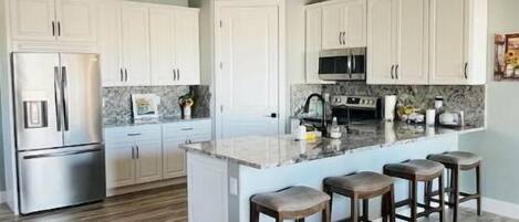 Een koelkast, een microgolfoven, een oven, een kookplaat