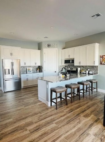 New Phoenix Guesthouse with a Pickleball Court