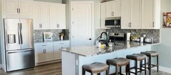 New Phoenix Guesthouse with a Pickleball Court