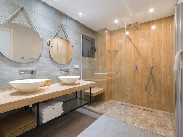 Shower, hair dryer, towels, shampoo