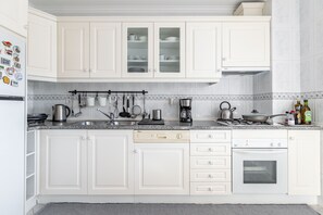 Kjøleskap, mikrobølgeovn, ovn og oppvaskmaskin