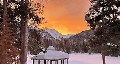 New Cabins in the Mountains, Walk to Lake, Pet Friendly, Closet to Lake Granby!