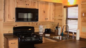 Refrigerador, microondas, parrilla de estufa y cafetera y tetera