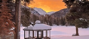 New Cabins in the Mountains, Walk to Lake, Pet Friendly, Closet to Lake Granby!