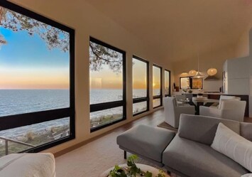 A wall of windows in main living area offers stunning panoramic Potomac views.