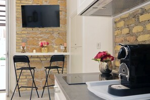 41-inch Smart TV with digital channels - Roman Holiday Suites (Rome)