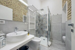 Classic Room, 1 Double Bed | Bathroom | Shower, rainfall showerhead, hair dryer, bidet - Roman Holiday Suites (Rome)