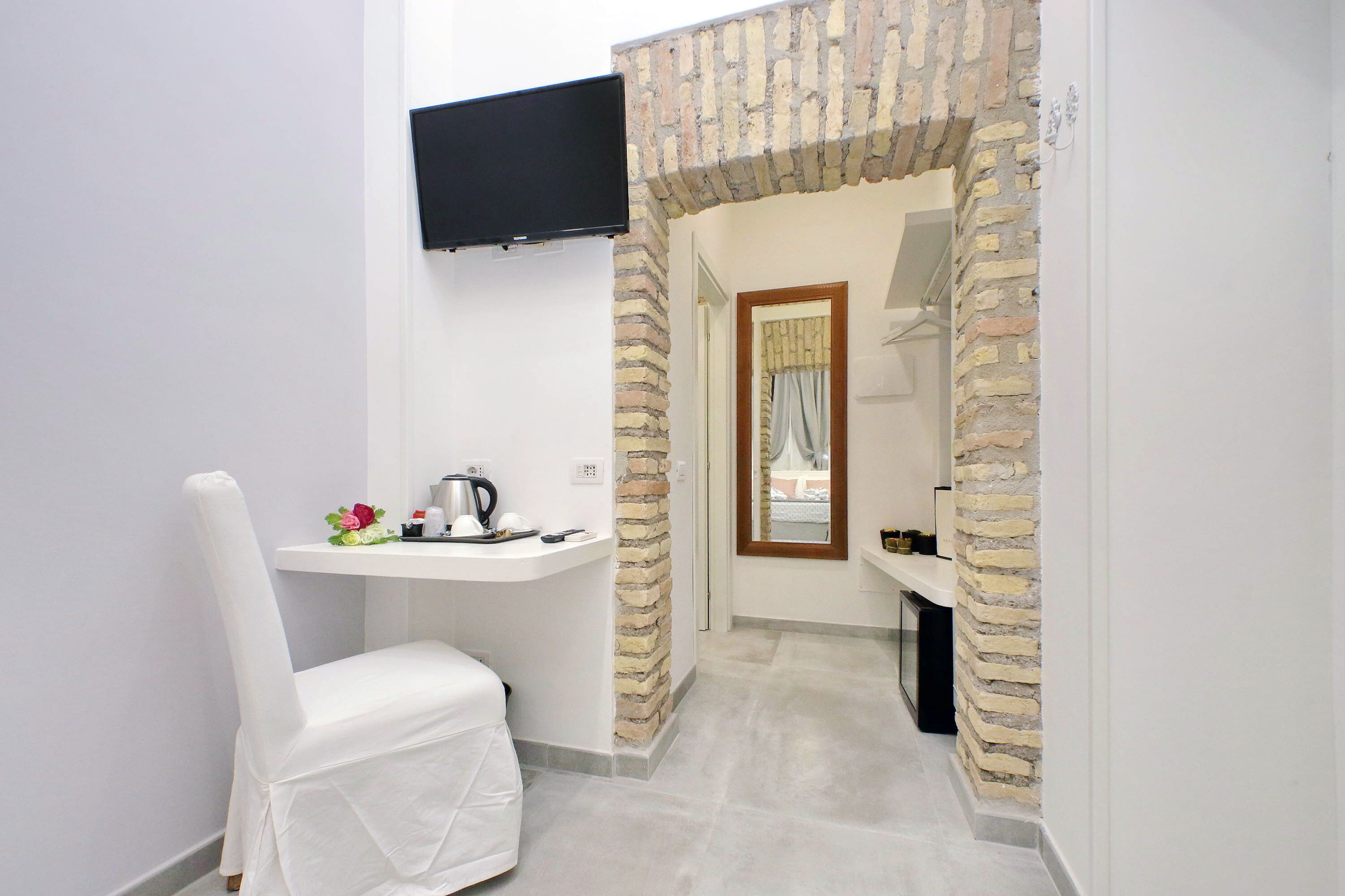 Classic Room, 1 Double Bed | Egyptian cotton sheets, premium bedding, down duvets, minibar