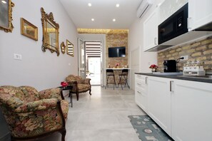 41-inch Smart TV with digital channels - Roman Holiday Suites (Rome)