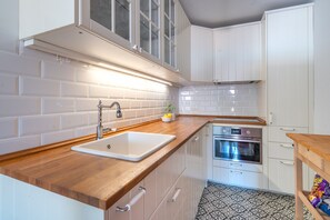 Kjøleskap, mikrobølgeovn, ovn og oppvaskmaskin