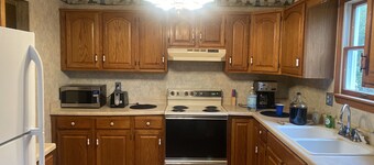 Cozy cottage, 5 min away from shopping center, access to the lake, great views