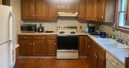 Cozy cottage, 5 min away from shopping center, access to the lake, great views