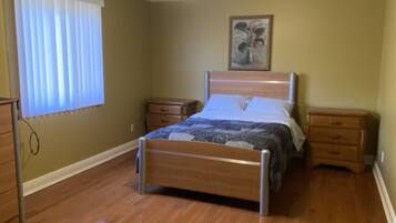 3 bedrooms, iron/ironing board, WiFi, bed sheets