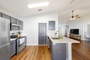 Fridge, microwave, oven, stovetop - Heated Pool, Close To Theme Parks, Free Ice Cream Machine, Games, W/D (Davenport)