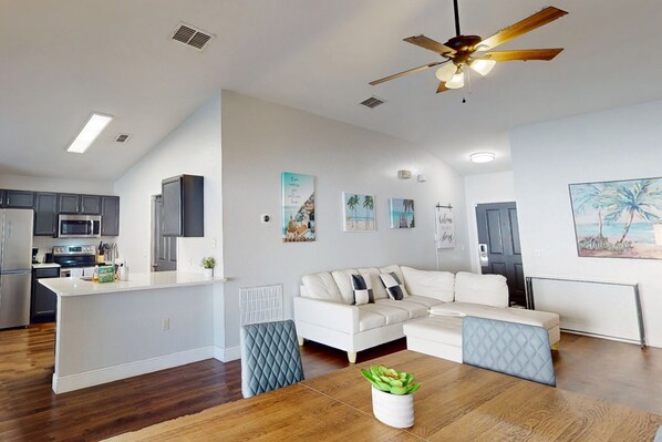 TV - Heated Pool, Close To Theme Parks, Free Ice Cream Machine, Games, W/D (Davenport)