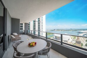 2 habitaciones, ropa de cama hipoalergénica, cubrecamas y minibar 