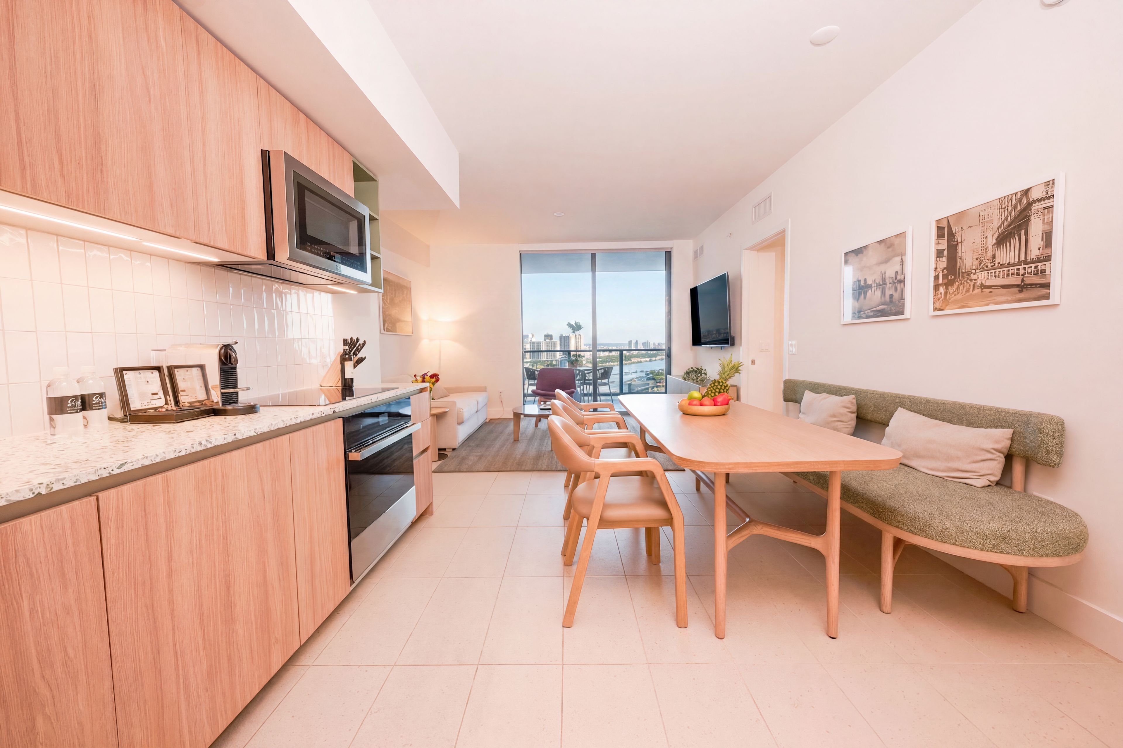 Una cocina moderna con comedor, sofá y televisor.
