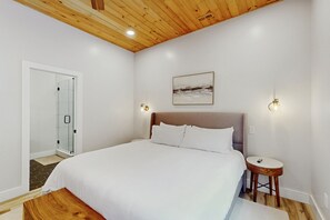 3 bedrooms, iron/ironing board, internet, bed sheets
