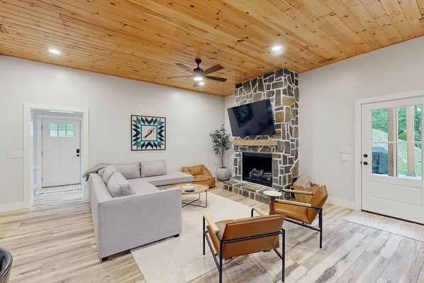 TV, fireplace