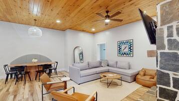 Télévision, cheminée