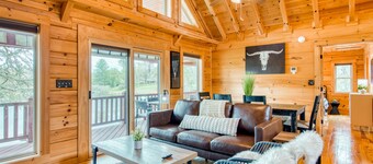 Lakefront cabin & tiny home with a firepit, wet bar, washer/dryer, dock