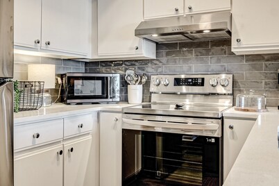 Beach condo with amazing views, beach access, & pool - close to town