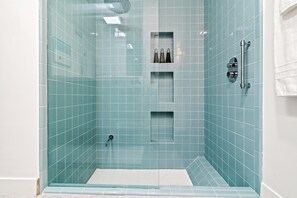 Dusche, Haartrockner, Handtücher, Seife