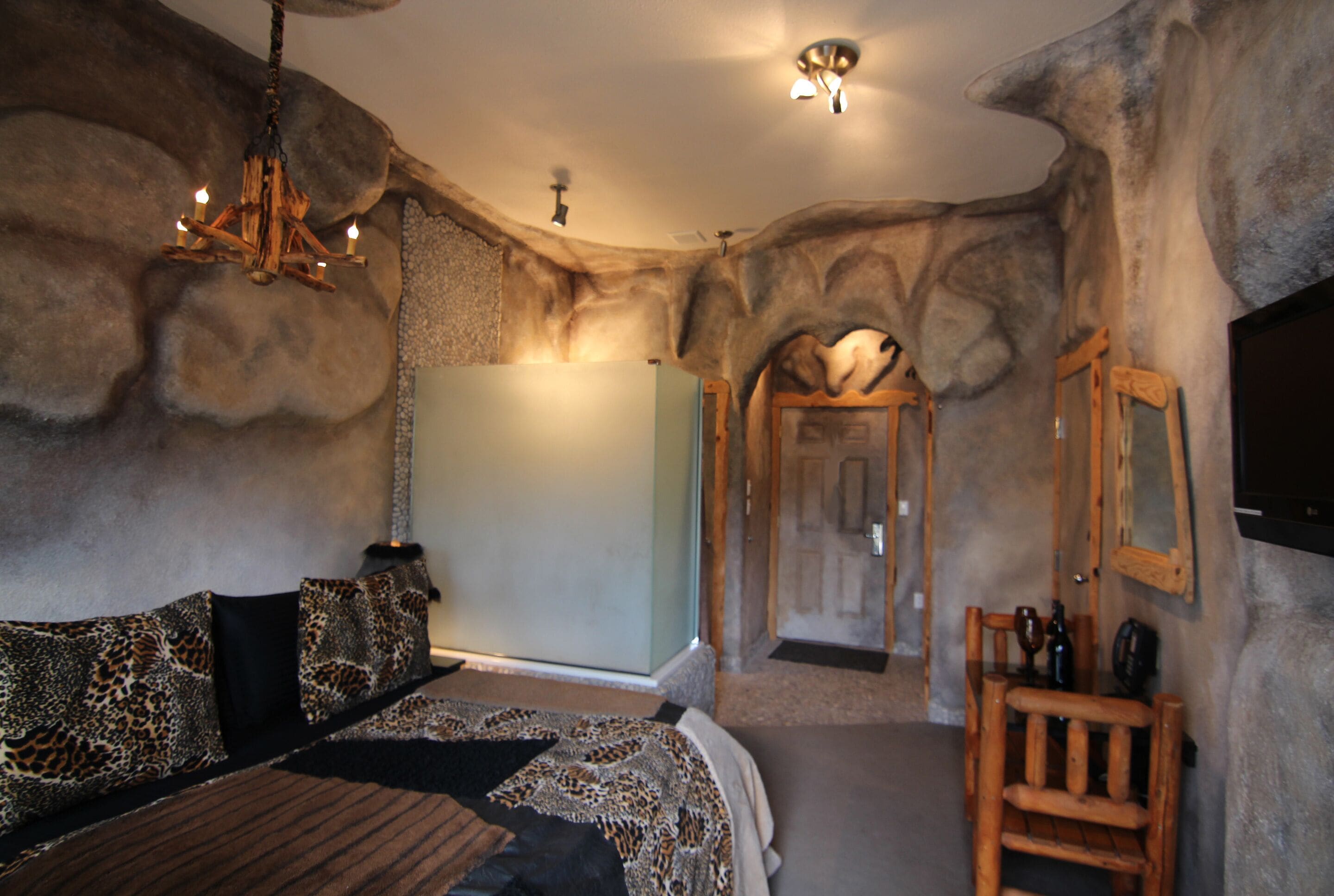 Fred's Lair | Desk, laptop workspace, soundproofing, free WiFi